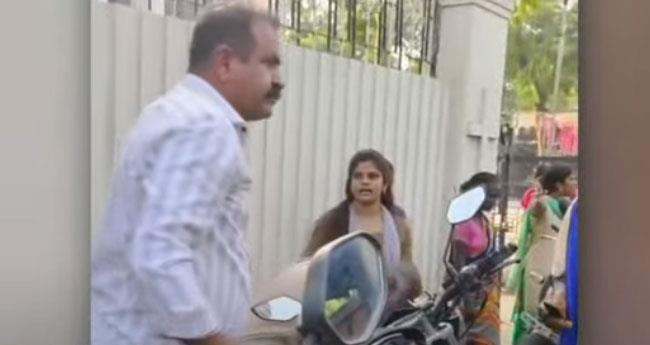 തമിഴ്‌നാട്ടിൽ ജയിലറെ നടുറോഡി ൽ ചെരുപ്പൂരി തല്ലി പെൺകുട്ടി.